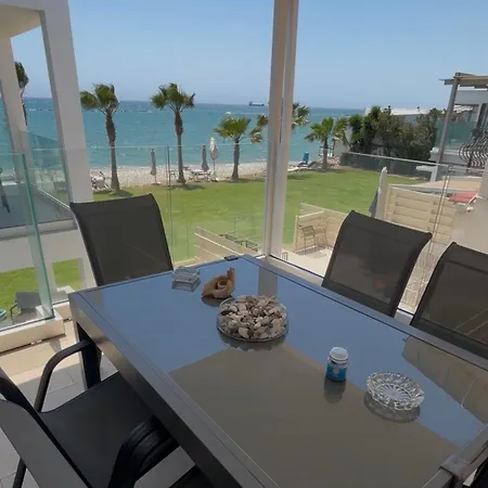 Seafront Escape דירה *